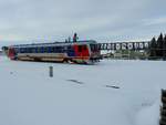 504 7068-5 als R3476 beim verlässt den Bhf. Ried, im Hintergrund das Fachwerk des neuen Busterminals; 190111