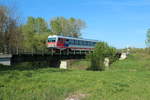 Der 5047 054 fährt am 204.2018 als R7195 von Wiener Neustadt nach Mattersburg hier kurz hinter Katzelsdorf auf der Brücke über die Leitha.