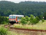 5047 063-2 als R3467 hat den Hausrucktunnel gerade hinter sich gelassen, und passiert nun den Bahnübergang bei der  Tanzboden-Bezirksstraße , kurz vor dem nächsten Stop Bhf Hausruck; 190616