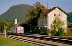 20.09.2003, Österreich, der Bahnhof von Grünau im Almtal, VT 5047 085 ist soeben von Wels eingefahren.