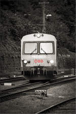 Gar nicht Allzulange ist der Planbetrieb der Baureihe 5047 auf der Radkersburgerbahn her. Für mich allerdings war es das erste Aufeinander treffen hinter der Kamera.
Hier im Bahnhof Spielfeld rollt 5047.35 in den Bahnhof ein. 14.September 2019
