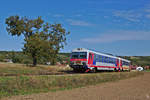 Der Regionalzug R7228 bestehend aus 5047.034 und 5047.027 erklimmt gerade den Matzendorfer Berg.
Links außerhalb des Bildes befindet sich die Burg Matzen. (29.09.2019)