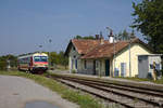 Lokalbahnstimmung in Prottes. Hier zu sehen ist der 5047.026 bei der Einfahrt in den kleinen Bahnhof. (31.08.2019)