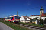 Noch einmal ein Weitwinkelfoto von Pillichsdorf, diesmal mit Triebwagen 5047 027 auf der Fahrt nach Groß Schweinbarth.
