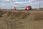 Der Triebwagen 5047.090 ist gerade von Gänserndorf nach Marchegg unterwegs. Entstanden ist die Aufnahme bei Weikendorf. (14.03.2020)