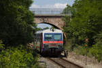 Der 5047.042 auf der Fahrt nach Marchegg passiert die mittlerweile abgetragene Brücke bei Oberweiden.