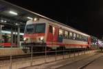 Der 5047 052 steht am Abend des 21.11.2018 als R7159 von Wiener Neustadt nach Sopron im Zugausgangsbahnhof und wartet auf die Abfahrt.
