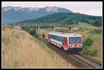 5047 043 fährt am 8.08.2002 als R4530 kurz nach Bleiburg Richtung Norden. Im Hintergrund ist der Gebirgzug der Petzen zu sehen. Im Sommer ist das ein ausgezeichneter Wanderberg mit einigen Gipfeln, im Winter erschließt ein Schigebiet den Berg.