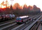 5047 077-2(R5978)bringt bzw. holt Pendler im Abendrot; Bhf. RIED i.I.; 080226