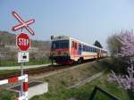 Da bei diesem angenehmen Wetter viele Touristen in der Wachau unterwegs sind, wurde der R 6106 in Doppeltraktion gefhrt. Der 5047 021-0 und der 5047 028-5 verlassen hier gerade die Bahnhaltestelle Drnstein-Oberloiben und befinden sich kurz vor der berquerung einer Strae.