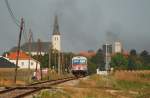 Kurz nachdem der Dampfzug R 16542 die Strecke zwischen Bockflie und Gro Engersdorf passiert hatte, dessen Rauchwolken man unschwer im Hintergrund erkennen kann, macht sich 5047 034 als R 7274 auf den Weg nach Obersdorf.
Das Foto ist am 20.09.2009 entstanden.