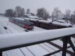 5047 099-6+93-9 verkehren als R5960; und 8cm Neuschnee  trmen  sich auf der Konstruktion des 1906 errichteten Bahnsteges;100212