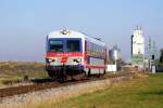 Am 29.10.2010 war statt des blichen GySEV 5147, 5047 051 als R7763 von Wiener Neustadt Hbf nach Neckenmarkt-Horitschon eingeteilt. Im Hintergrund erkennt man die mchtigen Silos des Raiffeisenlagerhauses von Deutschkreutz und auch das Ende des elektrifizierten Teils der Strecke von Sopron nach Neckenmarkt-Horitschon.