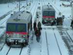 5047 062-4 als R5974 und 5047 068-1 als R5989 mit ein u. austeigenden Fahrgsten am 27.Nov 2005 Bhf. RIED i.I.