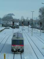 noch hat er GRN der 5047 068-1 als R5989, gleich nach passieren des Signals wechselt es zur Farbe ROT Bhf. RIED i.I. (27.Nov 2005)