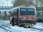 5047 063-2 mit einem hilfsbereiten Fdl. bei der Kinderwagenzuladung Bhf.RIED 2005-12-29