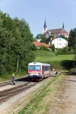 R 3178 nach seiner Ankunft in Aigen-Schlgel. Die Aufnahme entstand whrend der Verschubbewegungen, da der Triebwagen den mitgefhrten Fahrradanhnger umfahren musste. Wie lange dieses Motiv noch mglich sein wird, ist ungewiss, da die Mhlkreisbahn auf 900mm umgespurt und der Abschnitt zwischen Rohrbach und Aigen-Schlgel eingestellt werden soll (26.08.2011)