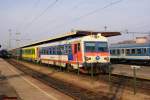 Die beiden GySEV/Raaberbahn Dieseltriebwagen 247 504 (ex BB 5047 020) und 247 509 (ex BB 5047 100) warten auf die Abfahrt als Zug 9824 nach Zalaszentivn. Szombathely, 01.02.2012