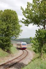 In einem Gleisbogen zwischen Wetzleinsdorf und Karnabrunn ist diese Aufnahme entstanden, die den Triebwagen 5047.01 auf der Fahrt nach Korneuburg zeigt. (04.05.2013)