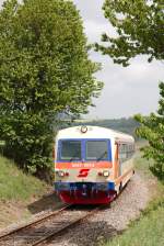 Triebwagen 5047.01 auf der Fahrt nach Korneuburg, aufgenommen zwischen Wetzleinsdorf und Karnabrunn. (04.05.2013)