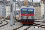 5047 in Doppeltraktion (5047-048 + 5047-010) bei der Einfahrt am Wiener Hauptbahnhof. Verlsst kurz darauf Wien Hbf als Regionalzug nach Marchegg.
20.8.2013
