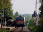 5047 073-1 wird als R3484 in der Haltestelle Bad-Ried regelrecht gestürmt; 140424