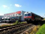 5047 081-4 als R3484 bei km143-0 der Salzkammergutbahn, vor Jahren gab es hier noch ein Anschlußgleis zum jetzigen Gebäude eines Großmarktes; 140703