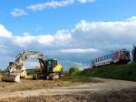 5047 087-1, der letzte Pflatschträger seinesgleichen passiert als R3481 die schweren Erdbaumaschinen beim RHB-Rettenbrunn an der Hausruckstrecke; 140827