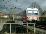 In Wels zweigt Richtung Sdosten die  Almtalbahn  ab, die Strecke ist eingleisig und nicht elektrifiziert. Hier der Triebwagen 5047 069 ber einer Unterfhrung, kurz nach der Abfahrt aus dem Hbf; links verluft die Westbahn. [12.01.06]