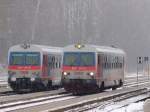 5047 084-8(R5974) und 5047093-9(R5975) kreuzen bei Schneetreiben am Bhf. Ried ;141227