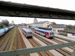  Unter Nieten , bzw. 5047 063-7(R3472) und 5047 083-0(R5969)durchfahren den Bahnsteg in Ried; 150328