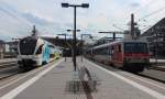 Rechts fahren 5047 063-2 und 5047 071-5 am 26.06.2015 als REX 5821 (Salzburg Taxham Europapark - Branau/Inn) aus Salzburg Hbf, während links 4010 001 von der Wetsbahn immer noch auf die Abfahrt