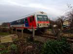 5047 064-0 passiert als R3476 bei seinem Weg nach Attnang/Puchheim, einige Schrebergärten entlang der Hausruckbahn; 151213