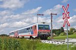 REX 5822 gebildet aus zwei Treibwagen der Baureihe 5047 bei der Einfahrt in den Bahnhof Munderfing. (29.07.2016)
