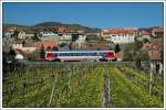 Nach dem Mittagessen in Weienkirchen in der Wachau ging es per Fahrrad wieder retour Richtung Spitz. Bei der Suche nach einer geeigneten Fotostelle fr den nchsten, mit 2043.24 bespannten Eerlebniszug kam mir noch vor dem Ortsende Weienkirchen R 6127 vor die Linse. (8.4.2007)