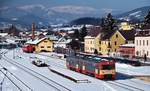 Aus Köflach kommend trifft ein VT 70 der Graz Köflacher Bahn im Februar 2004 in Voitsberg ein