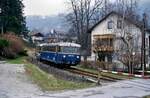 Erinnerung an die ÖBB-Lokalbahn zwischen Lambach und Gmunden: Uerdinger Schienenbuszug, vorn 5081.52,  fährt am 06.04.1986 im Regen.