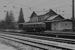 An einem esikalten und schneereichen Dezembersonntag im Jahre 1978 ist ein Schienenbus der Reihe 5081 von Selzthal kommend als Regionalzug nach Vordernberg soeben in Admont angekommen.