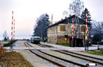 Der berühmte Gmundener Seebahnhof mit einem Uerdinger Schienenbuszug der ÖBB-Lokalbahn Lambach-Gmunden. Wer hier nun 2023 einen Bahnhof erwartet, der sei auf die Fotos von diesem Gebäude verwiesen, der Bahnhof ist nur noch in der Phantasie lebendig, die Lokalbahn nach Lambach ebenso.
Datum: 06.04.1986