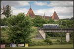 Eines der Standartmotive auf der Radkersburgerbahn ist die Ausfahrt Spielfeld Starss über die Brücke mit dem Schloss im Hintergrund.