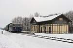 Takern-St.Margarethen war einst ein Bahnhof mit zwei Hauptgleisen und einem Nebengleis, wurde dann zur Haltestelle degradiert und im Dezember 2010 durch den neuen Bahnhof ca. 2km davor ersetzt. Das alte Bahnhofsgebäude steht unter Denkmalschutz und passt hervorragend zum 5081.55, der hier am 20.2.2026 Spantenwagen von Feldbach nach Gleisdorf befördert.
Der Wagen, der im Besitz einer Privatpersonen ist, ging von der Werkstätte der steirmärkischen Landesbahn in Feldbach zur Werkstätte in Weiz. 