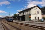 Am 17.5.2026 war der 5081 055 f�r eine Gruppe von Bogensch�tzen von Fehring nach Schladming unterwegs.
Am sp�ten Nachmittag vor der R�ckfahrt nach Fehring steht der 1965 von SGP gebaute Triebwagen im Bahnhof Schladming und wartet auf die Abfahrt.