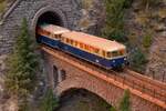 *Modell*
Am Abend eines warmen Augusttages im Jahre 1975 f�hrt der 5081.01 mit dem Steuerwagen 6581.11 als Sonderzug von Hochgries nach W�rgl.
Die Sonne ist bereits hinter den Berggipfeln verschwunden und ein langes Wochenende gehtbdem Ende zu.