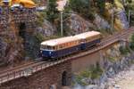 *Modell*
Im August 1975 pendelt der 5081.01 mit dem Steuerwagen 6581.11 im Zuge eines Jubil�ums zwischen W�rgl und Hochgries am Olfapass.
Hier rollt der Sonderzug talw�rts in Richtung W�rgl.