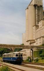 5144.04 am 19.Juni 1993 vor der mchtigen Kulisse des Zementwerkes im Bf.