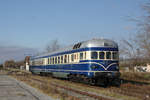 Am 23.11.2019 veranstaltete das Heizhaus Strasshof eine Abschiedsfahrt mit dem Triebwagen 5145.014 auf den zur Einstellung des Personenverkehrs vorgesehenen Strecken des Groß Schweinbarther Kreuzes.
Hier ist der Triebwagen gerade bei der Einfahrt in den Bahnhof Prottes zu sehen.