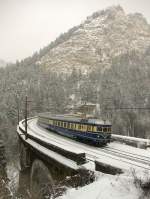 Dieses Bild entstand am 26.10.2010 und zeigt den legendren Triebzug 5145.001  Blauer Blitz  welcher 1952 von SGP gebaut wurde und  als Sonderzug zum Nachtslalom nach Schladming beim berqueren der 184 Meter langen und 46 Meter hohen  Kalten Rinne  von mir fotografiert wurde. 

Die Triebzge der Baureihe 5045/5041 wurden zwischen 1952 und 1956 von SGP gebaut, insgesamt 12 Stck. Weitere Ableger wurden fr die Administracin de Ferrocarriles del Estado der staatlichen Eisenbahngesellschaft Uruguays gebaut.

Groe Berhmtheit erlangten diese eleganten Triebzge als sie auf der Destination Wien-Berlin unterwegs waren, dem sogenannten  Vindobona 