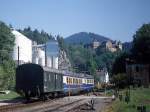 Im Juli 1991 verläßt 5146 203-4 den Bahnhof Eberstein in Richtung Hüttenberg, im Hintergrund Schloß Eberstein