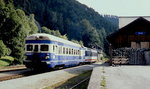 An einem Juniabend 1987 wartet der 5146.206-7 im Bahnhof Türnitz auf Fahrgäste nach Freiland.