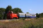 A-NLB 2067.100 und, als letztes Fahrzeug, A-SALM 5146 208-3 am 23.August 2026 w�hrend des zweit�gigem Fotospezial 'Dieselnostalgie im Weinviertel' kurz nach dem Bahnhof Wilfersdorf-Hobersdorf.